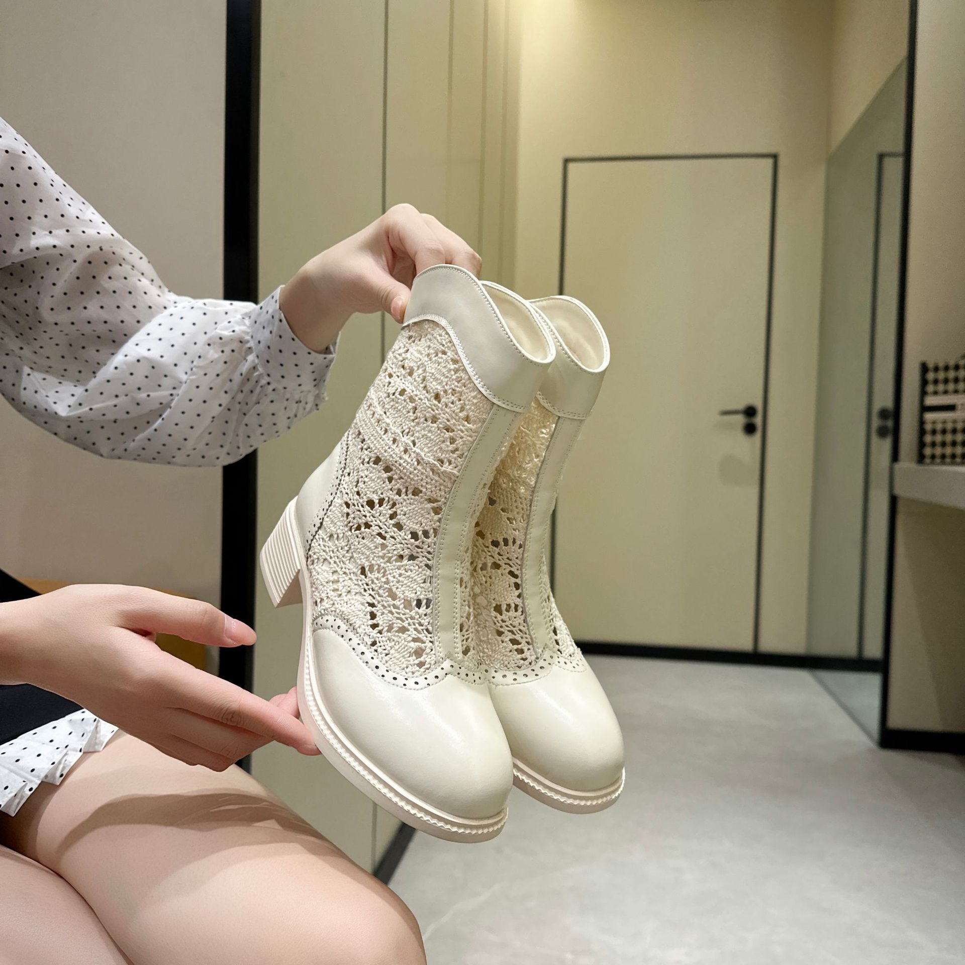 法式蕾丝网面女靴仙女风粗跟显瘦凉靴夏季镂空透气短靴马丁靴女夏