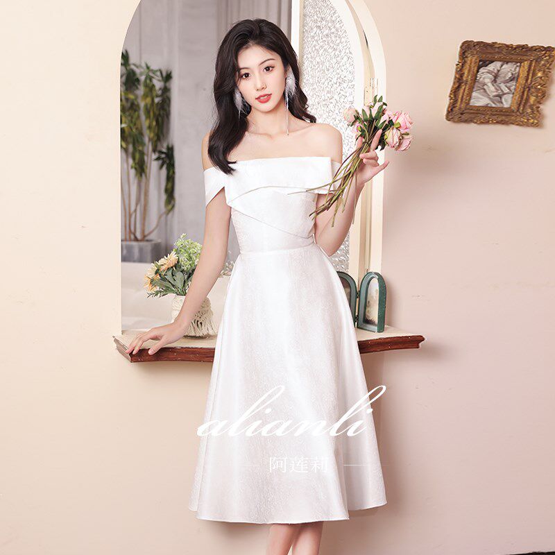 一字肩晚礼服女高级感轻奢小众高端主持人缎面领证登记小个子白裙