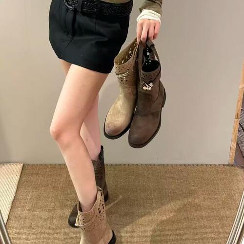 H55女鞋早秋新款时装镂空雕花木跟增高软面防滑中筒游牧风骑士靴