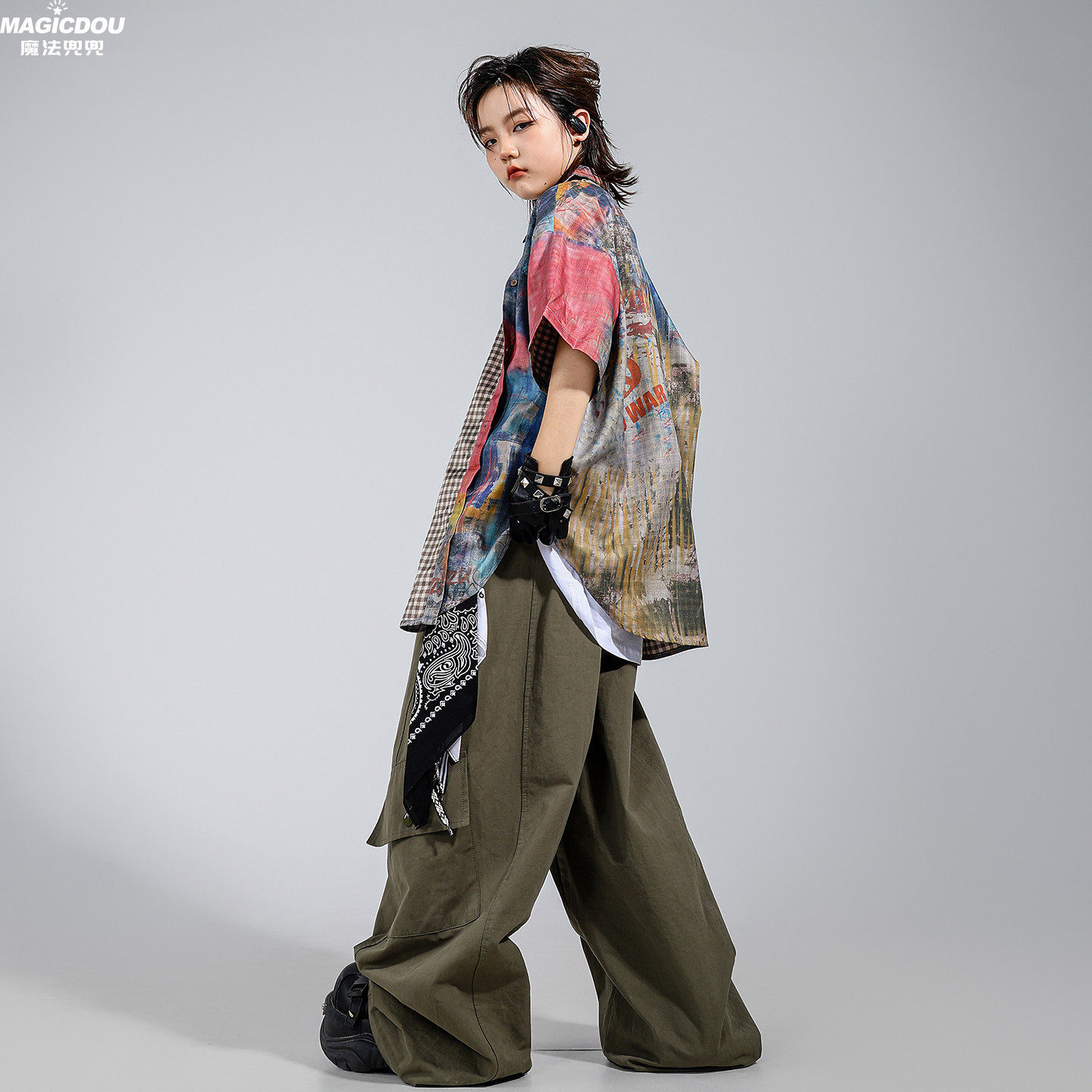 2026新款街舞儿童潮服嘻哈男童军绿色工装裤舞蹈服套装女童走秀潮
