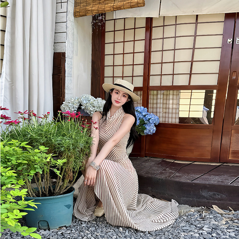 2026新款美人翩翩_形随身动优雅小荡领条纹连衣裙夏季杏色气质度