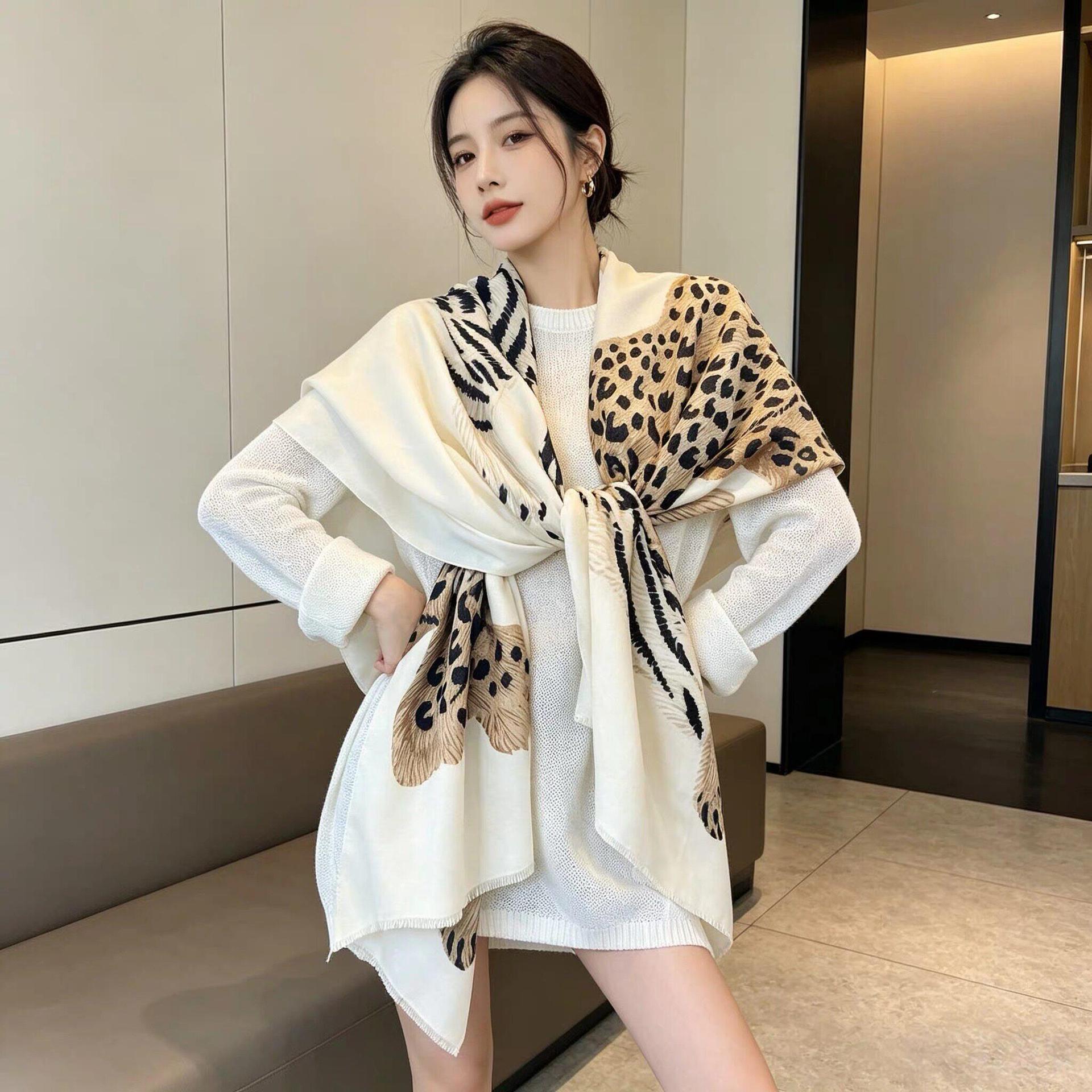 韩版白色金钱豹丝巾女老钱风级感外搭空调房轻奢围巾夏时尚披肩