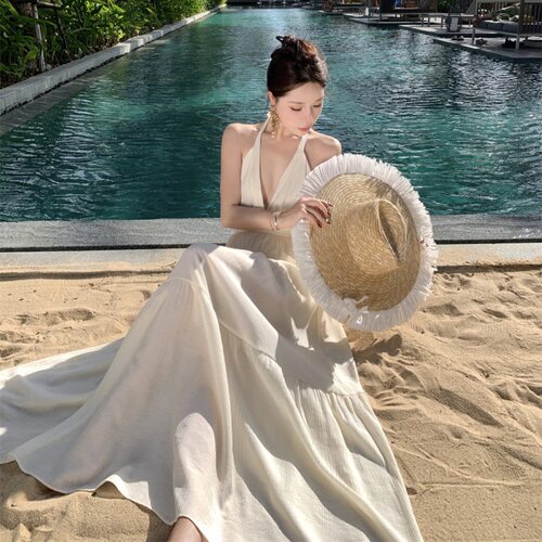2026新款度假风露背吊带裙女早春法式气质挂脖连衣裙海边沙滩裙长