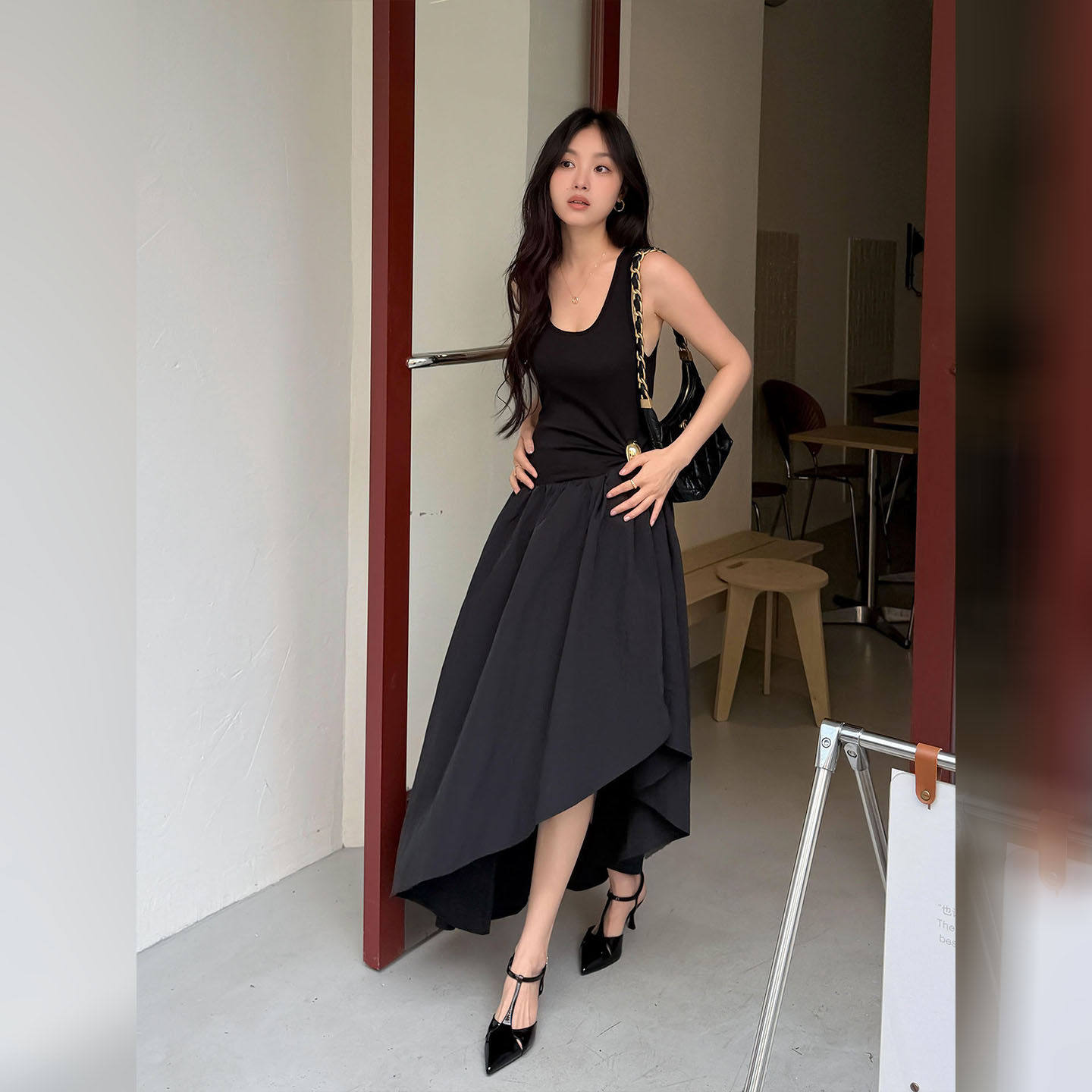 高级感黑色背心半身裙套装女2026夏收腰不规则裙摆气质穿搭两件套