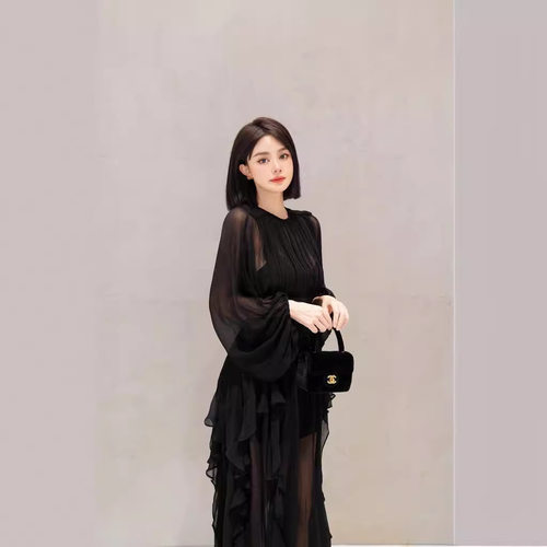 2026新款十三行澳洲小众长袖褶皱露背百搭度假连衣裙女厂家一件代