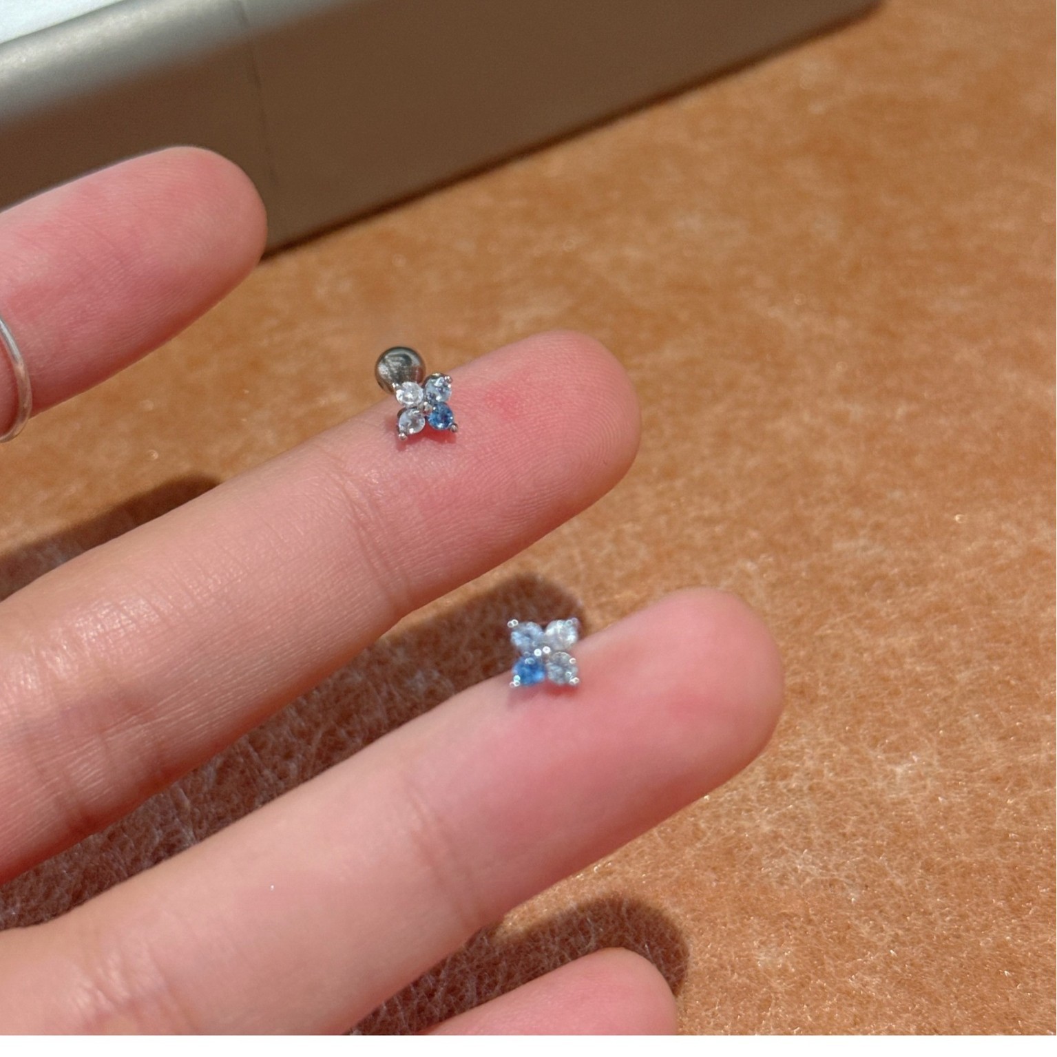 mini冰蓝渐变四叶草锆石医用钛钢螺丝耳钉精致耳蜗钉耳骨钉耳饰
