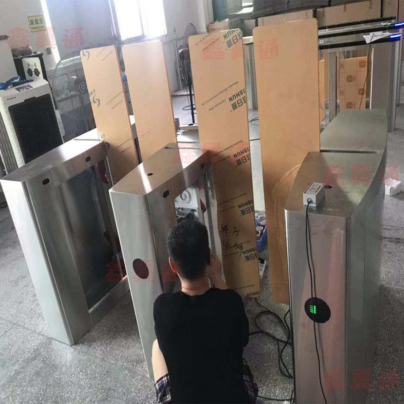 智能平移闸门禁系统|防攀爬全平停车场控制机/道闸