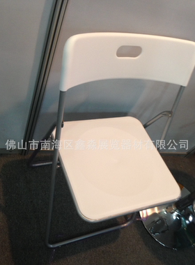 广交会白色折叠椅国外塑料折椅参展简易PP白折椅展会会客桌靠背椅