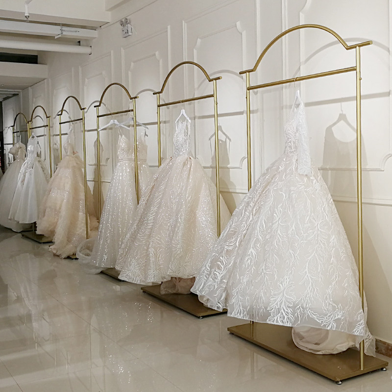 婚纱展示架高档礼服货架网红店铺简约落地架拖尾齐地裙侧挂陈列架