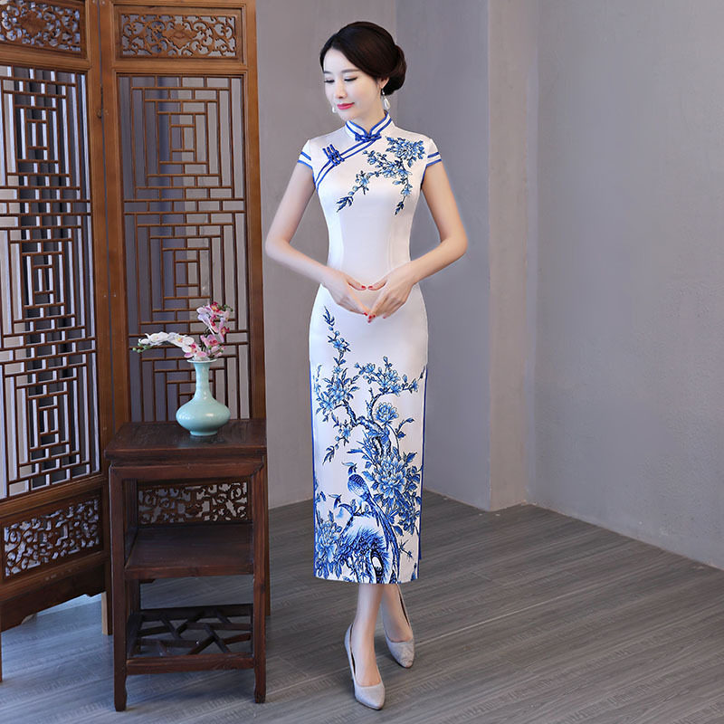 旗袍长款优雅年轻款少女2021春款改良复古中国风走秀纯白色青花瓷