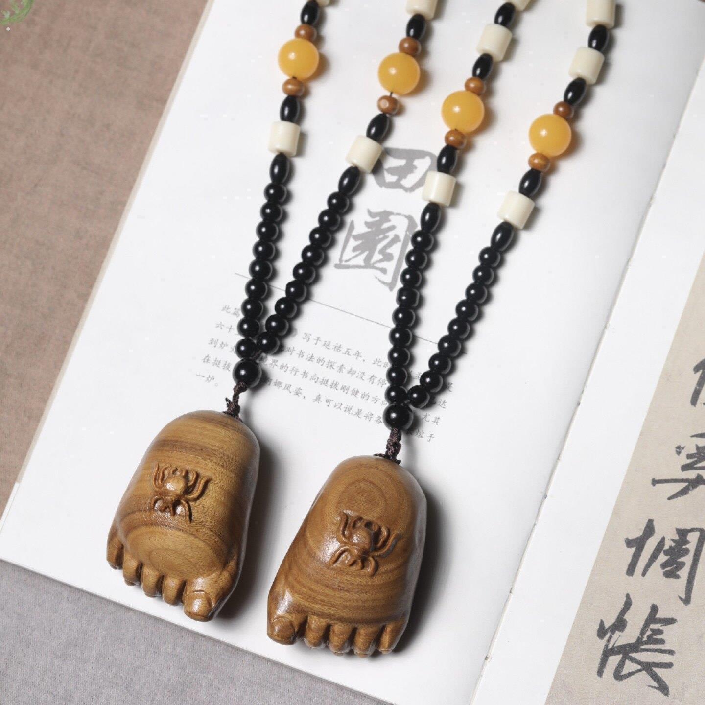 天然绿檀木雕刻知足常乐手把件实木手工雕刻把玩手把件文玩手把件