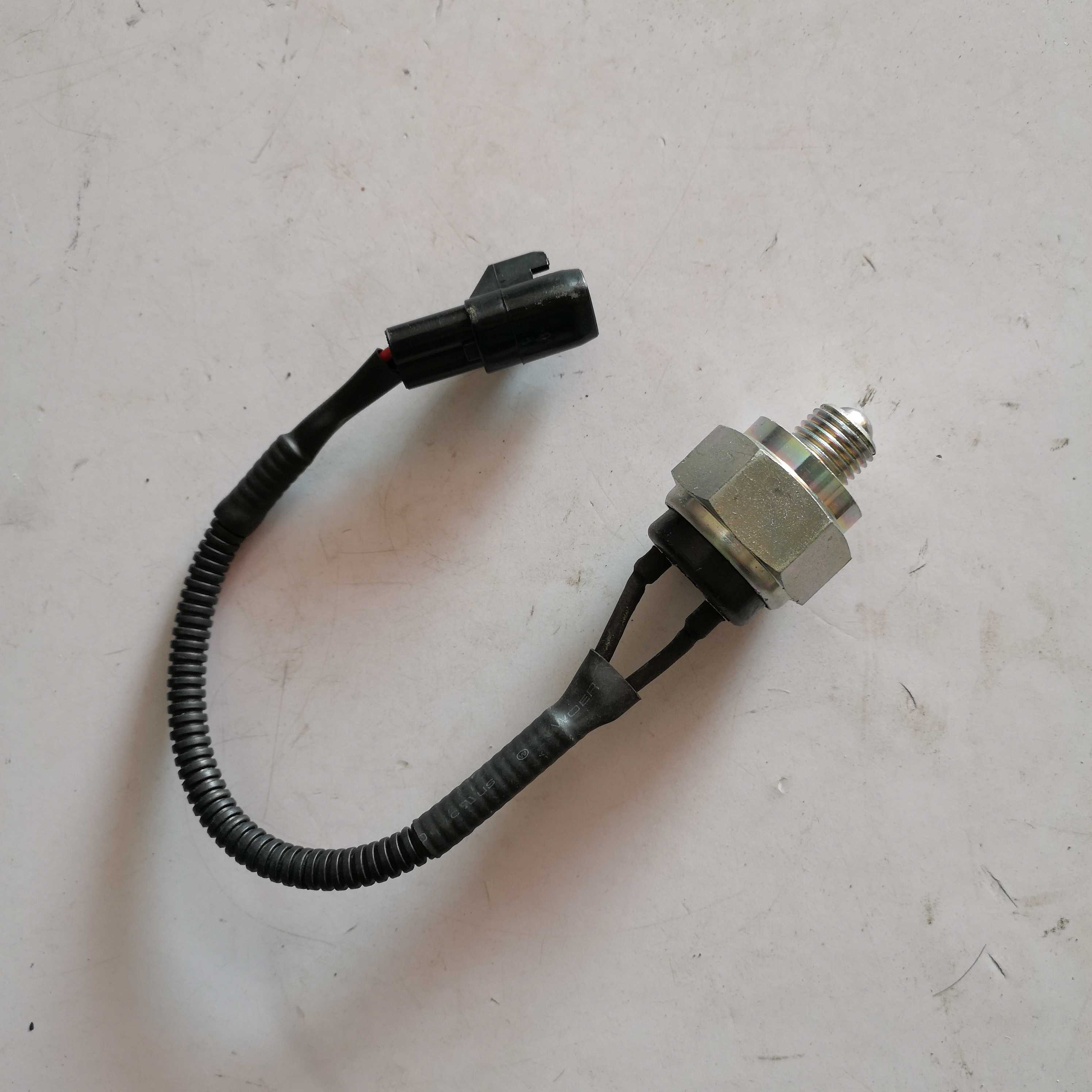 一汽青岛解放虎VH倒车灯开关倒档开关万里扬变速器倒车灯开关WK39