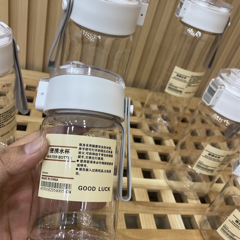 出岛国!日常便携式水杯按压款随手杯子共聚酯喝水杯图片