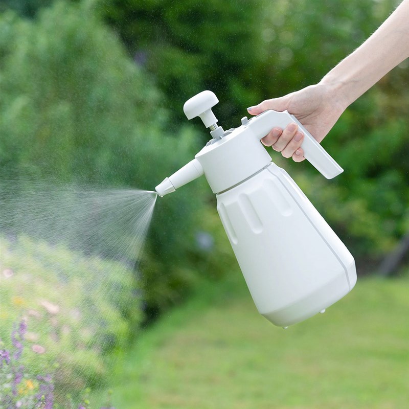 蓝小鱼气压式浇花喷水壶1.5升大容量家用消毒浇花浇水汽车工具