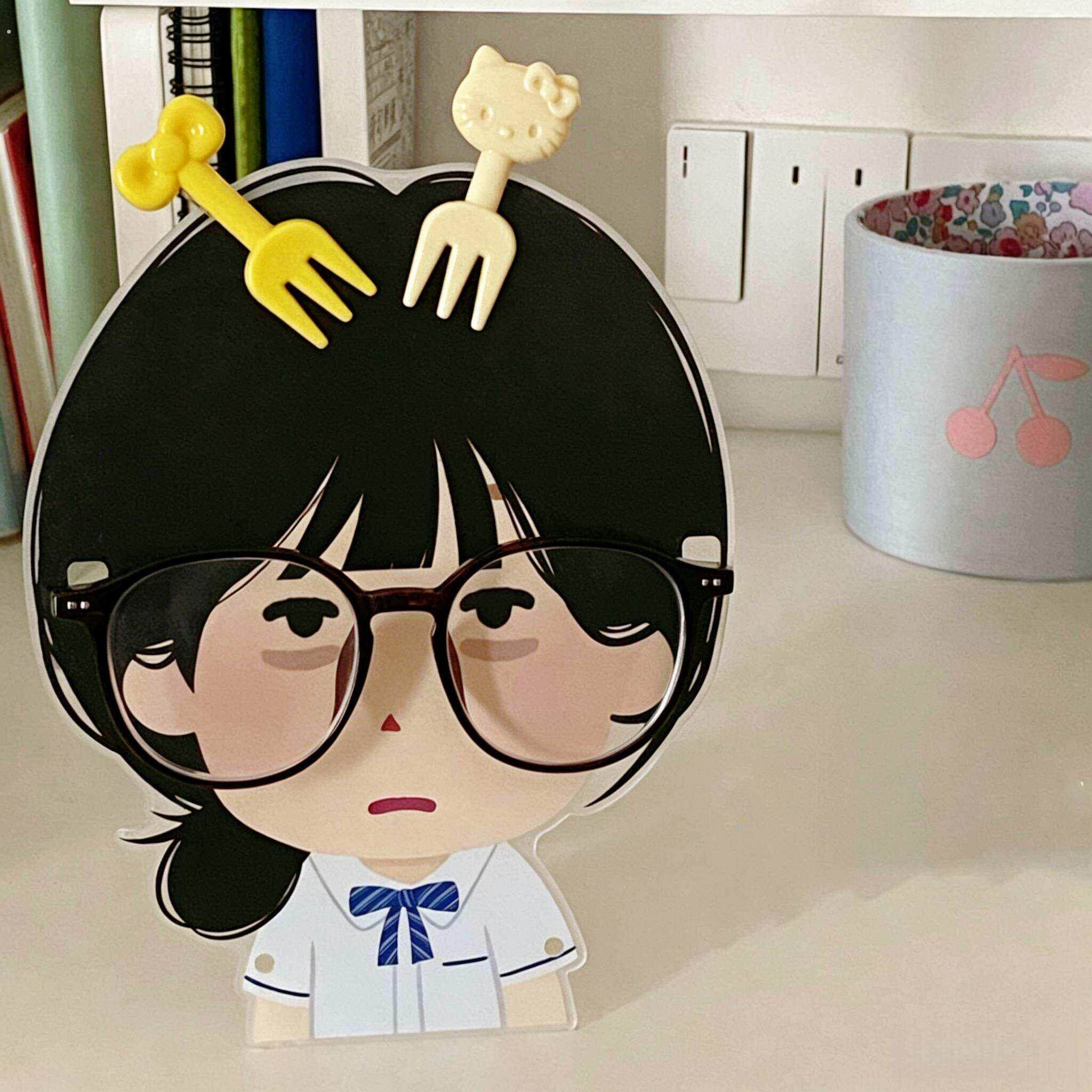 可爱日系插画小人眼镜发夹收纳架桌面亚克力置物架多功能桌面摆件