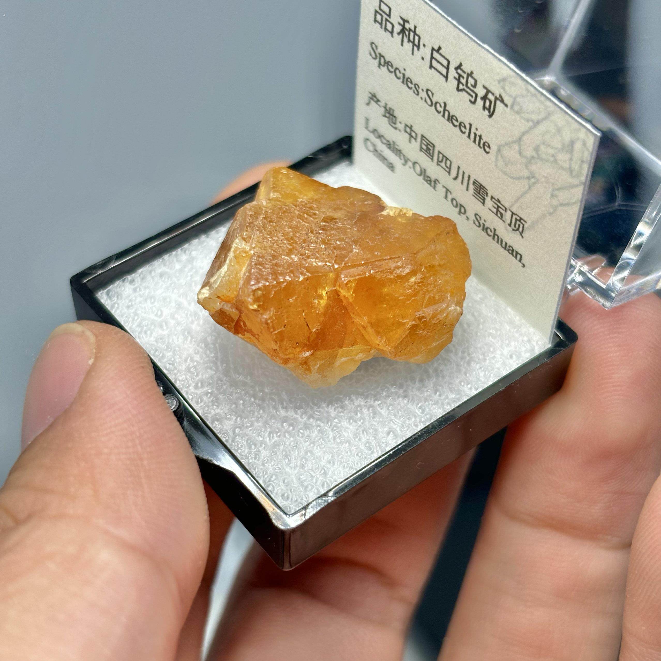 白钨矿晶体萤光矿物晶石天然矿物晶体矿石标本原石石摆件教学标本