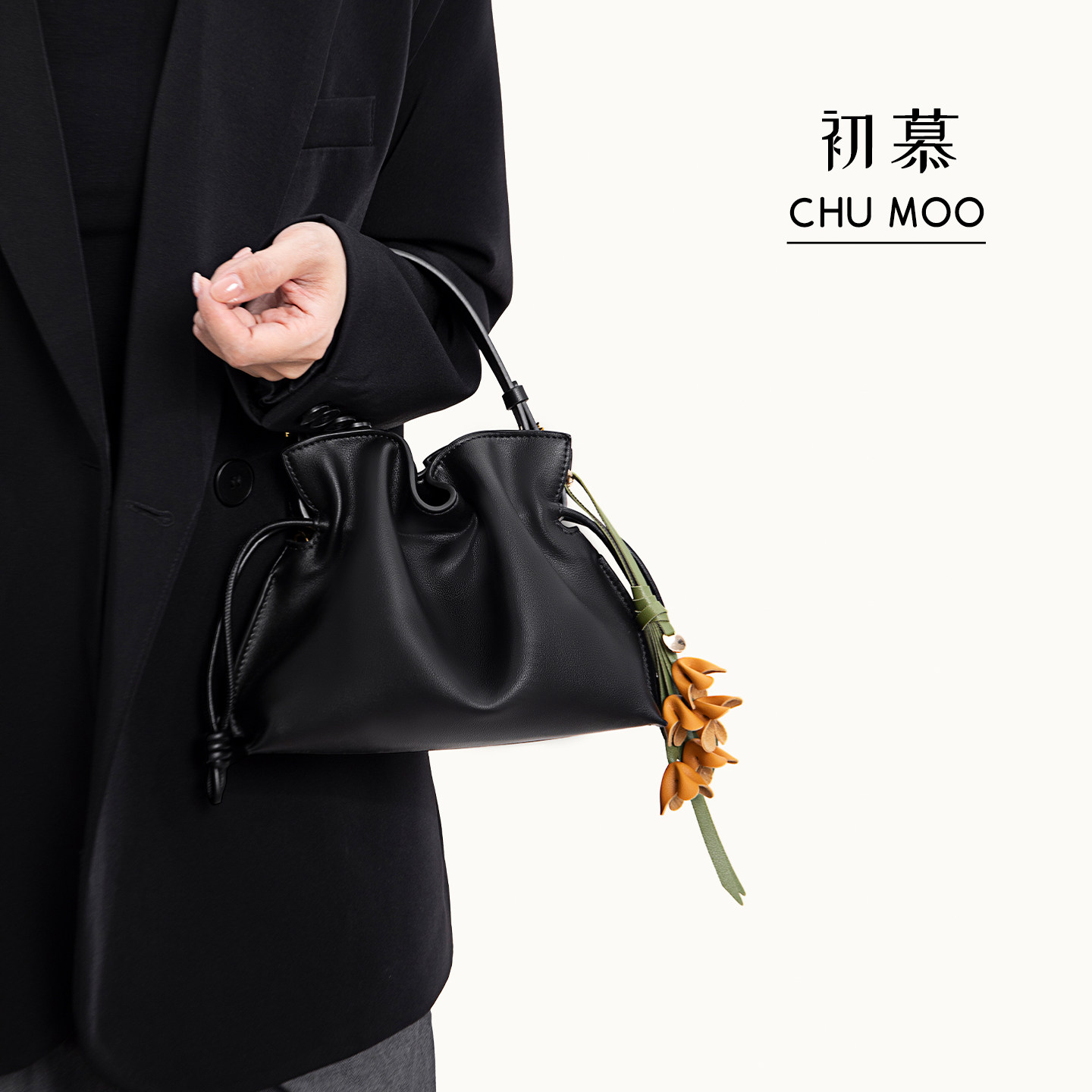初慕小众大容量抽绳斜挎牛皮女包