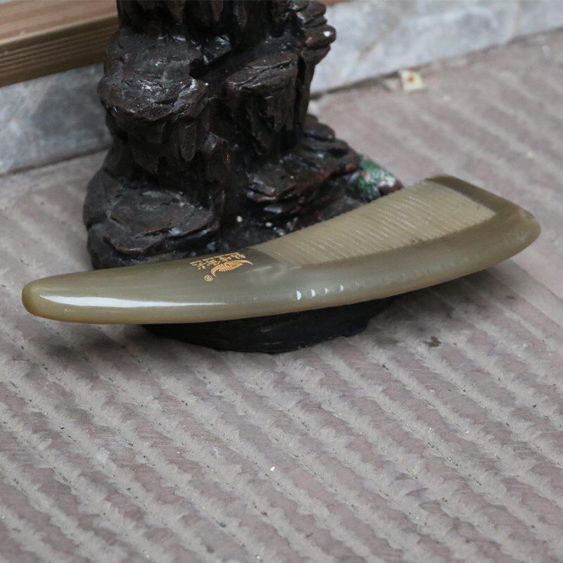 钻牛角尖牛角梳子湘西天然老牛角按摩梳尖角工艺梳刻字包邮66002