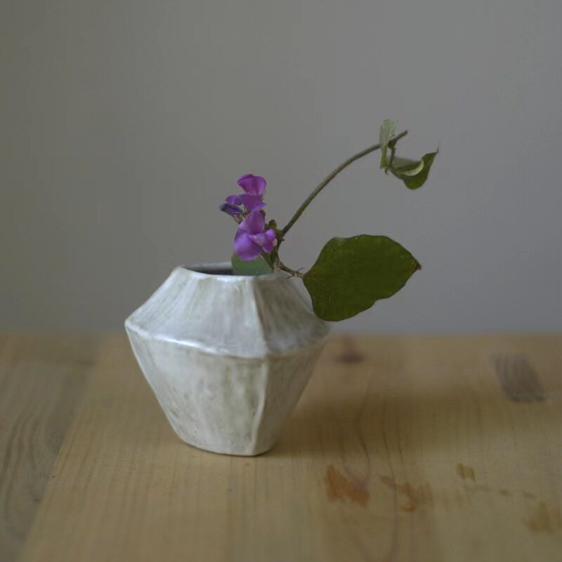 侘寂风粗陶花器日式小号粉引空间装饰花瓶创意手工陶瓷三角花插