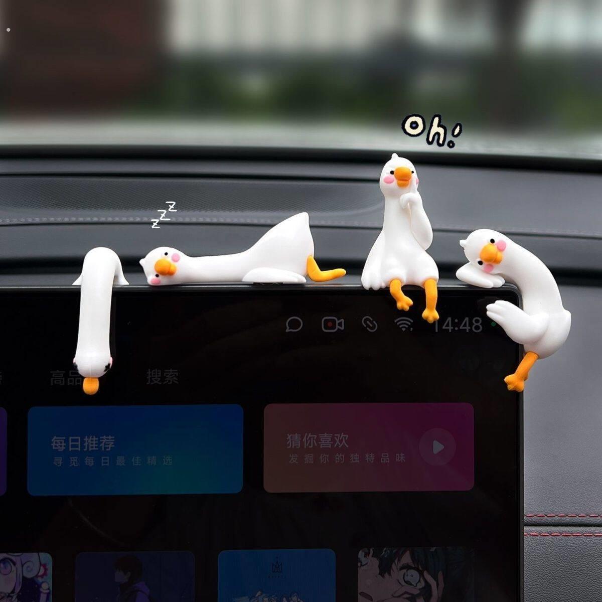 2025可爱创意新款小鸭子汽车摆件车内车上中控台摆件