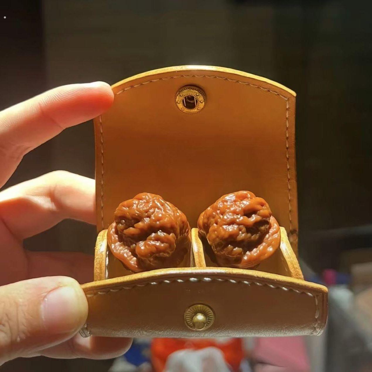 小手捻蛤蟆头可爱的一对文玩核桃蛤蟆头性价比盘玩
