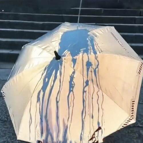 晴雨两用变色伞搭配加厚钢骨与彩虹镭射反光设计