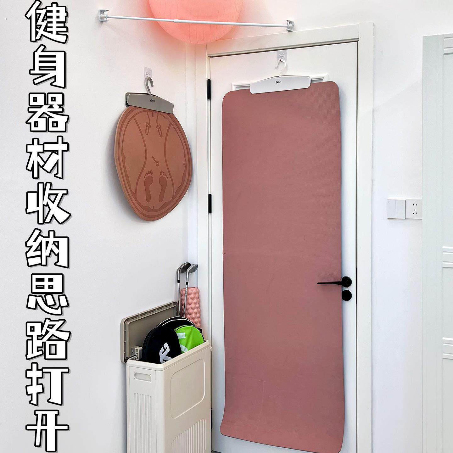 运动器材收纳新思路打开!门后壁挂式跳绳垫瑜伽垫收纳夹子置物架