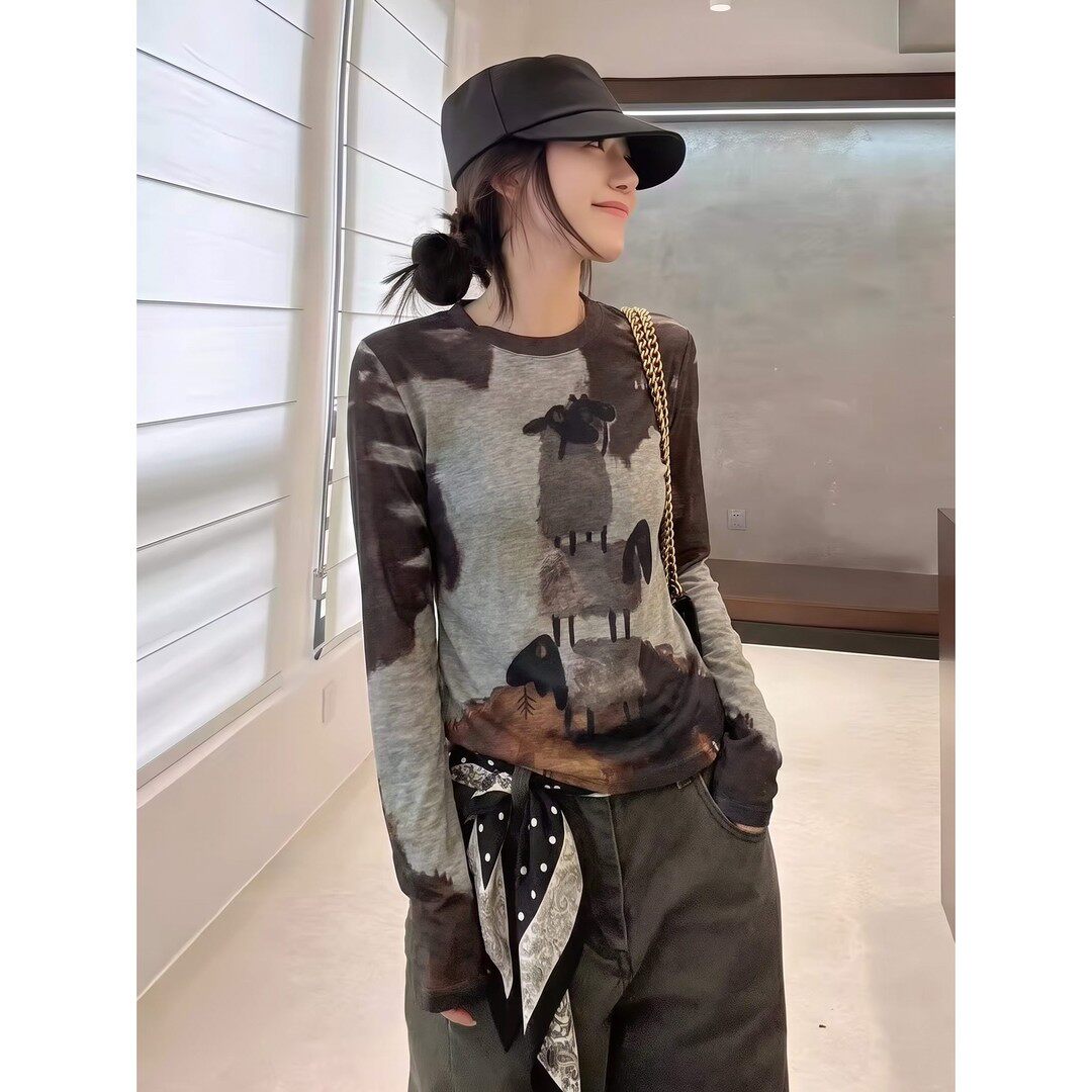 打底衫女2026秋季新款长袖t恤趣味小羊晕染显瘦圆领百搭欧货上衣