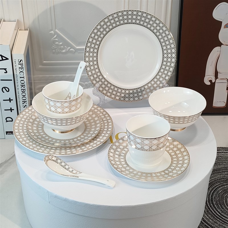 高档骨瓷金格纹餐具套装欧式简约西餐盘金边陶瓷杯碟酒店摆盘礼品