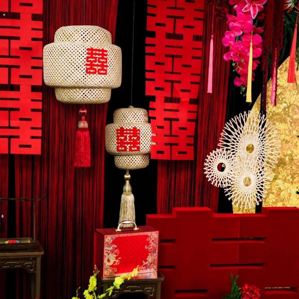 新中式婚纱摄影喜嫁风拍摄道具镂空灯笼红背景装饰竹编灯笼送流苏