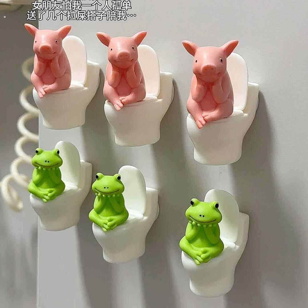 坐马桶的猪小摆件仿真动物猪猪模型精致上卫生间拉屎搭子装饰摆件
