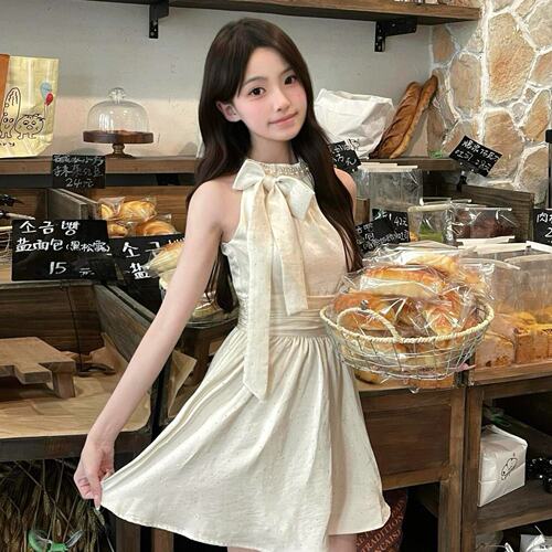 富家千金风烫钻蝴蝶结挂脖连衣裙女春季高级感气质收腰A字女裙子