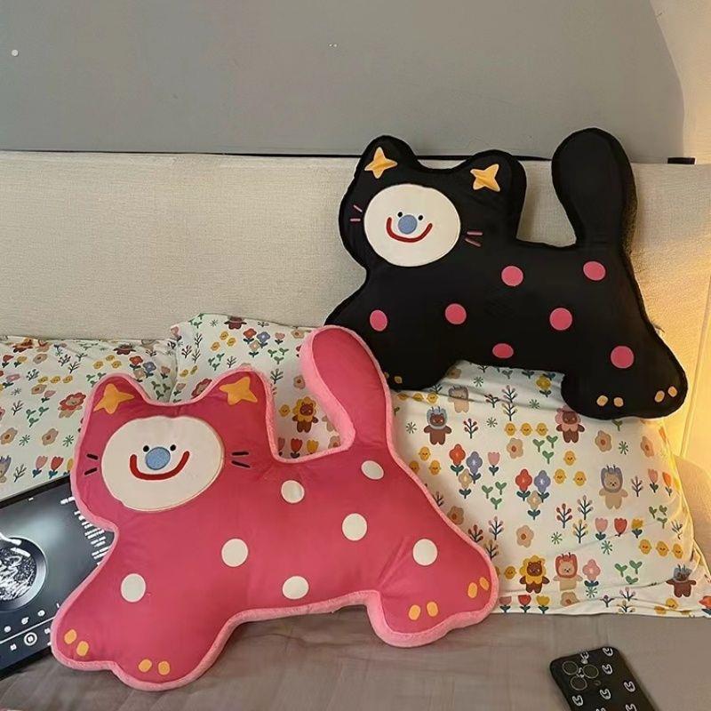波点猫抱枕可爱靠枕睡觉午休枕沙发汽车毛绒彩色飘窗装饰靠垫礼物