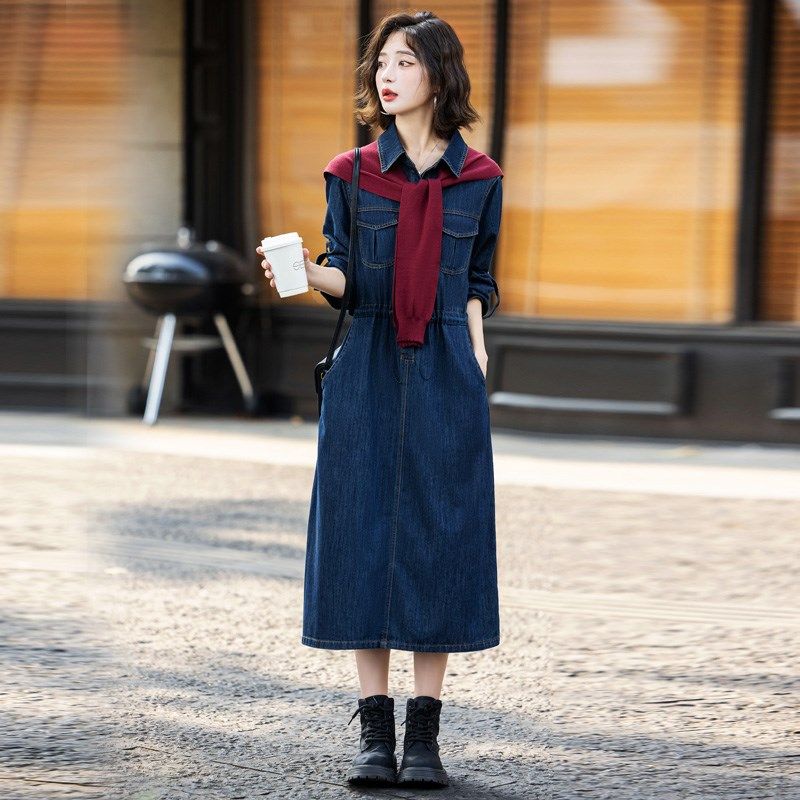 深蓝色流行牛仔连衣裙女2024春秋新款收腰显瘦洋气披肩中长款裙子