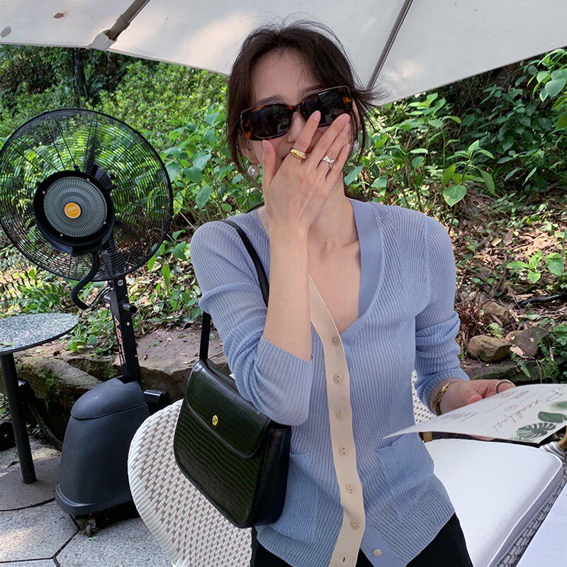 韩国东大门女装黑色拼接V领针织开衫早春新款薄款修身显瘦上衣