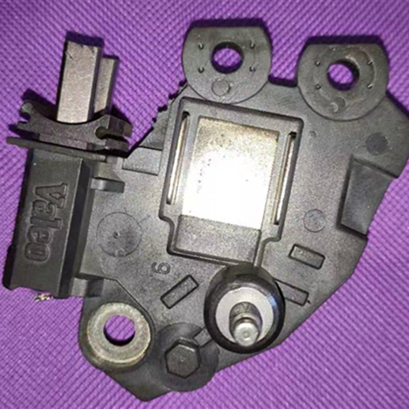 适用于宝马N52 525 530 730 740X5X6发电机调节器