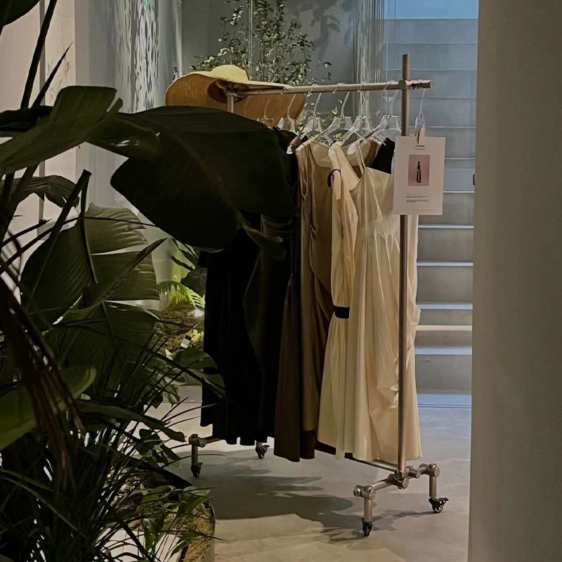 服装店展示架不锈钢落地式高档橱窗道具侧挂买手店专用货架陈列架