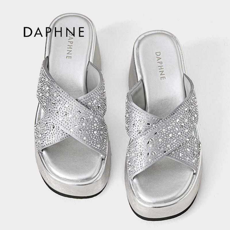 Daphne/达芙妮小个子厚底拖鞋女夏季外穿内增高水钻坡跟一字凉拖P