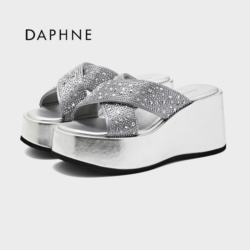 Daphne/达芙妮厚底坡跟一字拖女水钻交叉带增高松糕高级感凉拖鞋