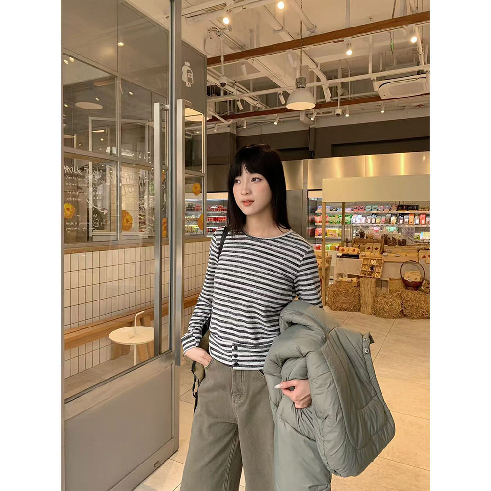 2026秋冬个性条纹长袖t恤女纽扣设计感圆领上衣女