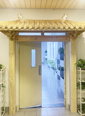 定做仿古屋檐中式飞檐东阳木雕装饰假门头翘脚彩绘实木古建筑门楼