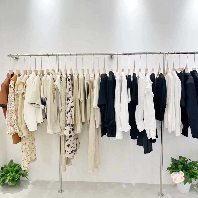 服装店上墙不锈钢展示架挂衣架子壁挂式女装店货架童装落地式挂杆
