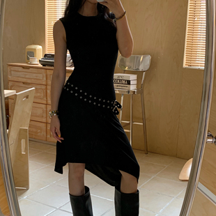斜边小黑裙 偷师Dua Lipa私服 液态奶油面料 腰带点缀