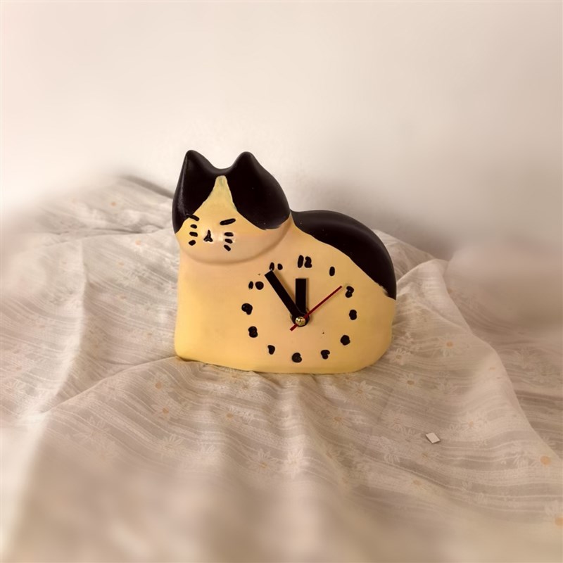 高级感可爱卡通奶牛猫咪座钟表静音奶油风时钟萌系摆件台钟表桌面