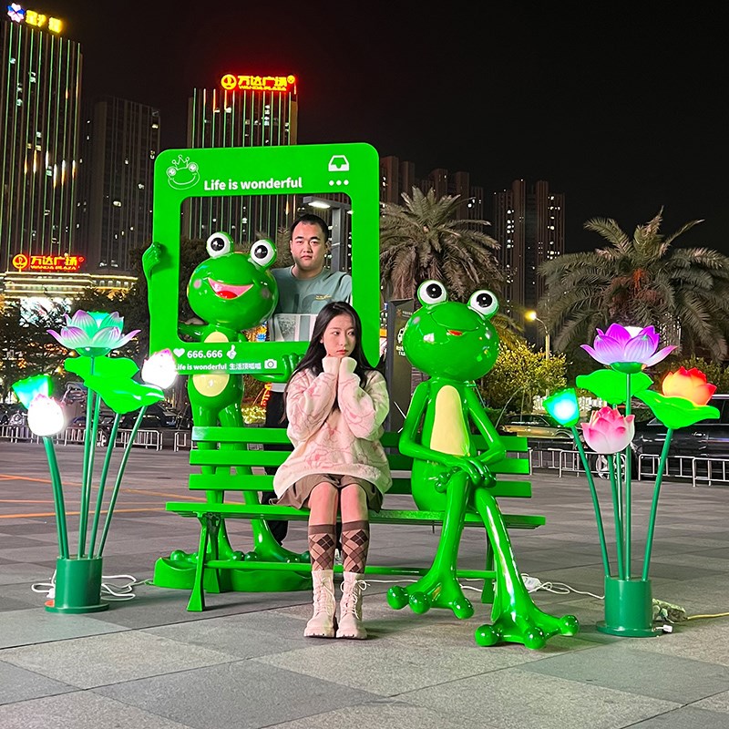 户外卡通青蛙模型玻璃钢雕塑美陈牛蛙店装饰摆件网红打卡迎宾装饰