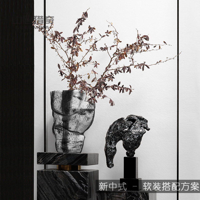 新中式黑白陶瓷花瓶办公室客厅样板间软装饰品创意金属马雕塑摆件