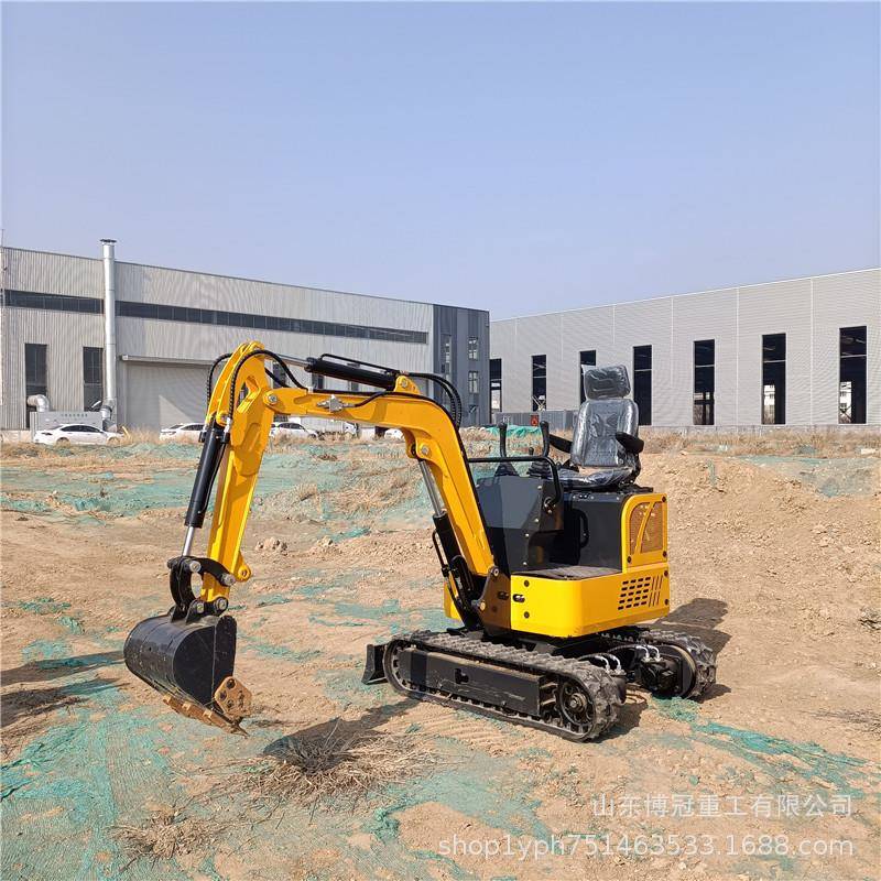 园林绿化小型挖掘机室内场地施工自来水管道挖钩机埋设电缆微挖机