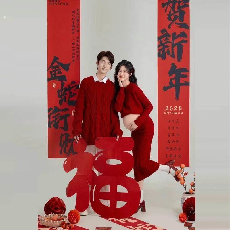 2025贺年装饰拍照道具服装照相馆新年主题情侣红色韩系唯美风中国
