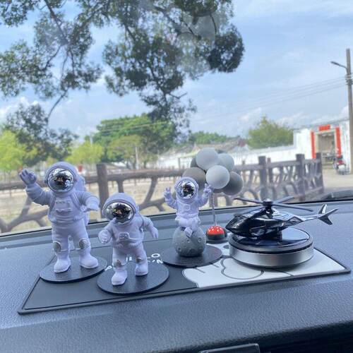 车内饰品摆件太空人高档男车载香薰高级创意网红太空人汽车摆件