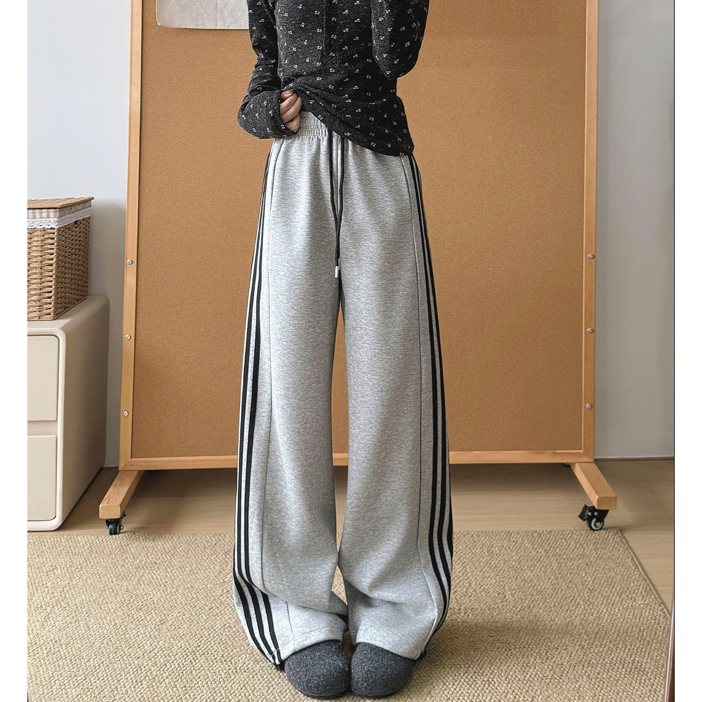 灰色美式慵懒风阔腿运动裤女新款春秋垂感宽松显瘦百搭条纹休闲裤